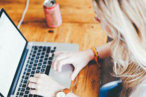 Frau arbeitet an Laptop