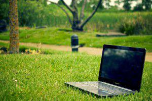 Laptop liegt auf einer Wiese